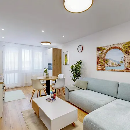 Flexihome Sk - Jantarova - 65m2 - 2 Bedroom - Garage Parking *