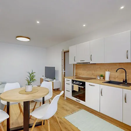 Flexihome Sk - Jantarova - 65m2 - 2 Bedroom - Garage Parking Apartment