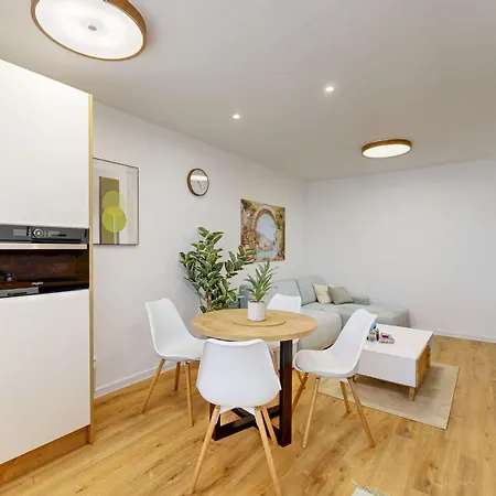 Flexihome Sk - Jantarova - 65m2 - 2 Bedroom - Garage Parking *
